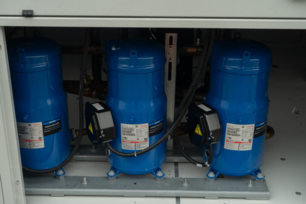 Kaltwassersatz CARRIER 30RB100R 100 kW