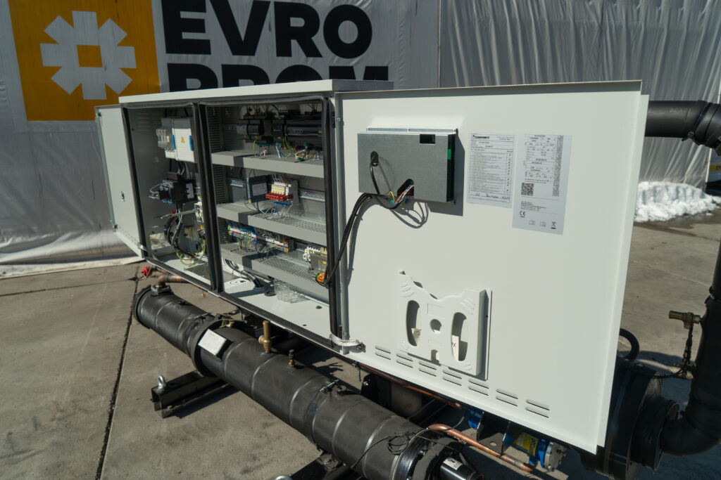 Watercooled chiller/Heat pump Climaveneta FX W H 0551 124.3 kW/141.1 kW