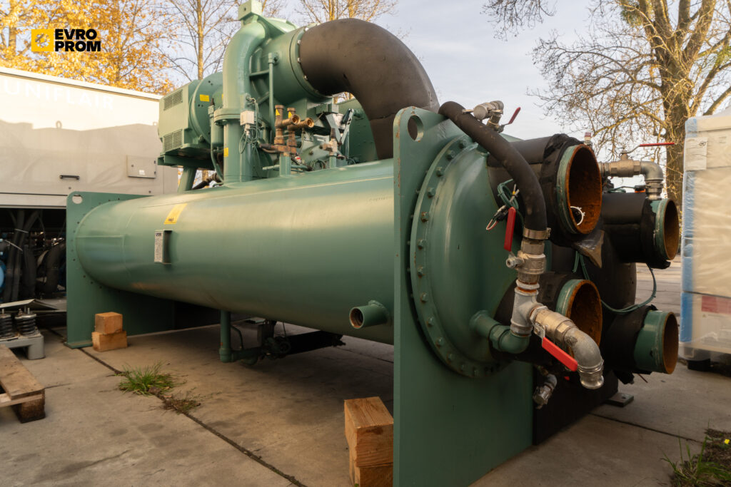 Watercooled chiller York YK CG CF Q7 5CI F 2000 kW