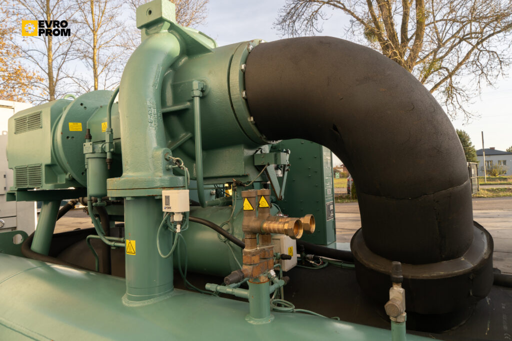 Watercooled chiller York YK CG CF Q7 5CI F 2000 kW