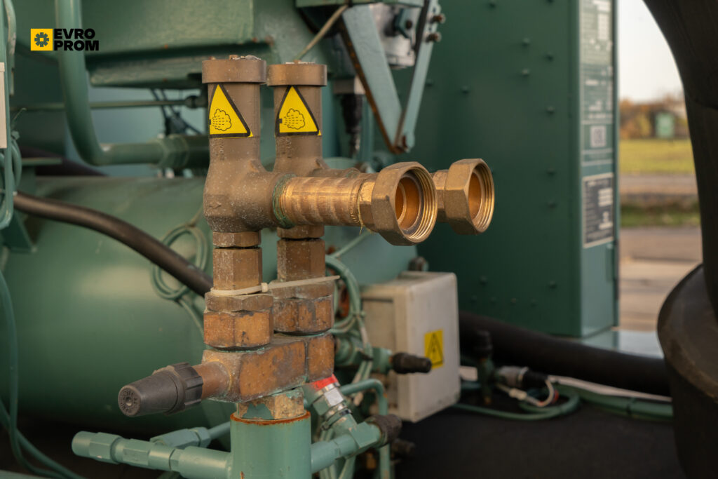 Watercooled chiller York YK CG CF Q7 5CI F 2000 kW