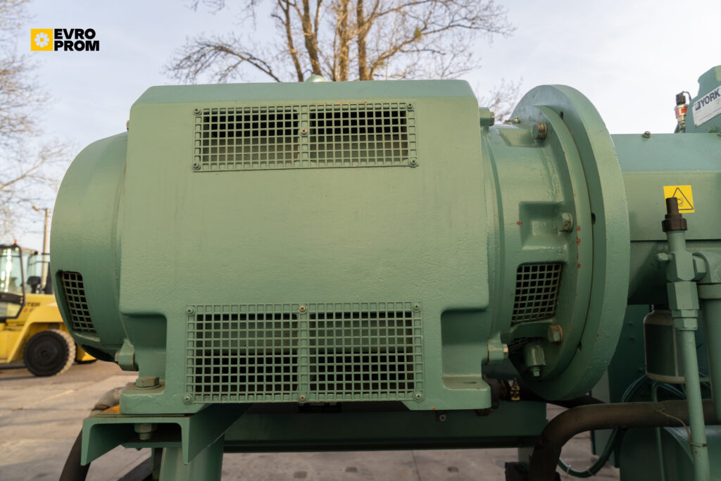 Watercooled chiller York YK CG CF Q7 5CI F 2000 kW