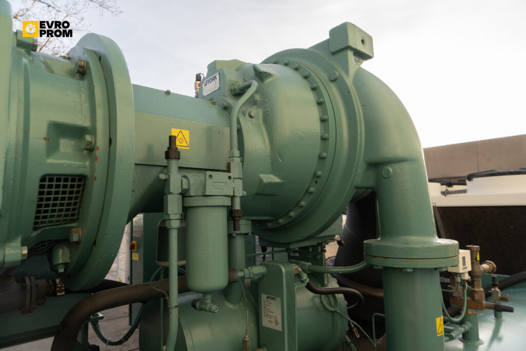 Watercooled chiller York YK CG CF Q7 5CI F 2000 kW