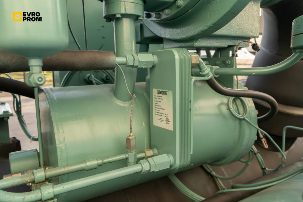 Watercooled chiller York YK CG CF Q7 5CI F 2000 kW
