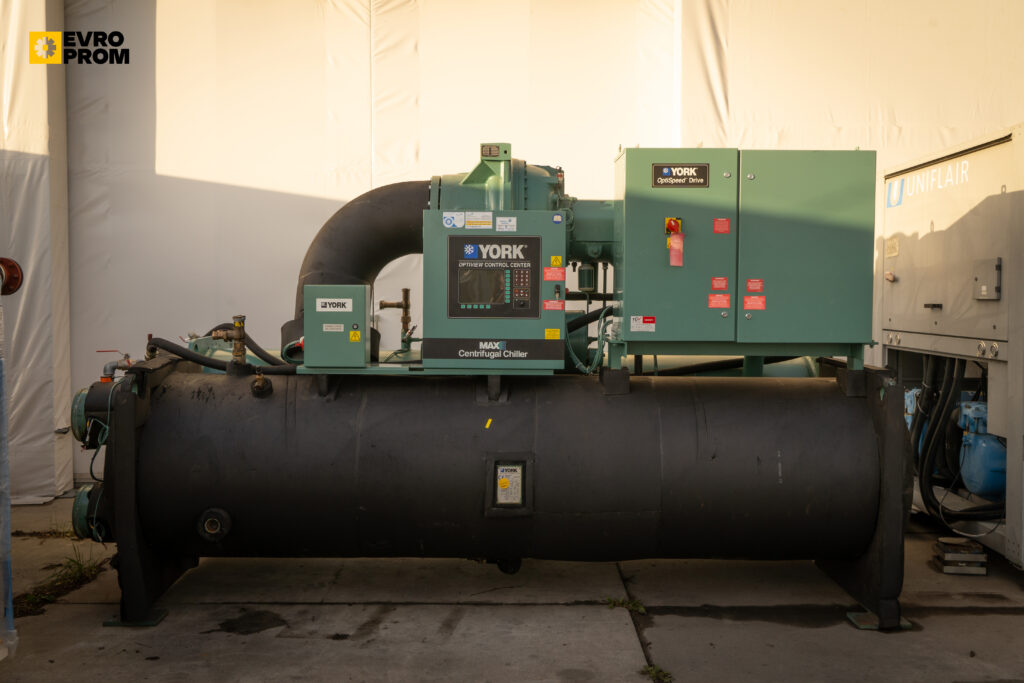 Watercooled chiller York YK CG CF Q7 5CI F 2000 kW