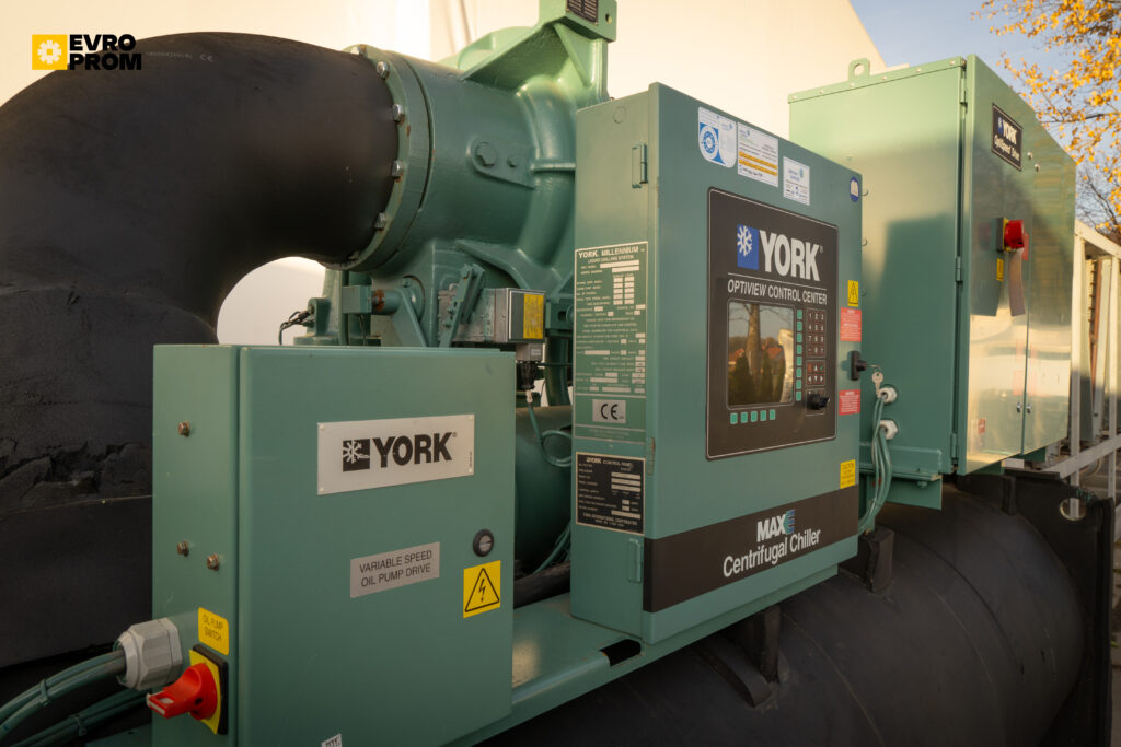 Watercooled chiller York YK CG CF Q7 5CI F 2000 kW
