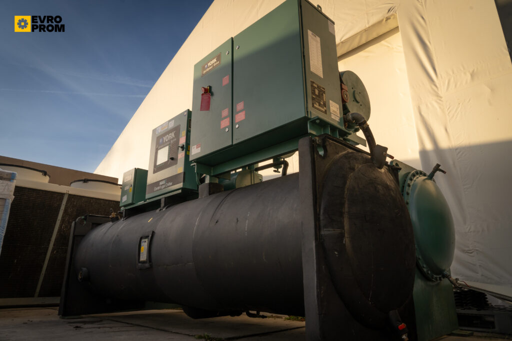 Watercooled chiller York YK CG CF Q7 5CI F 2000 kW