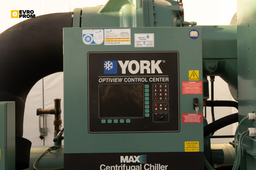 Watercooled chiller York YK CG CF Q7 5CI F 2000 kW