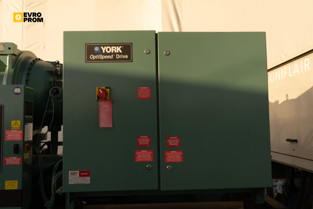 Watercooled chiller York YK CG CF Q7 5CI F 2000 kW