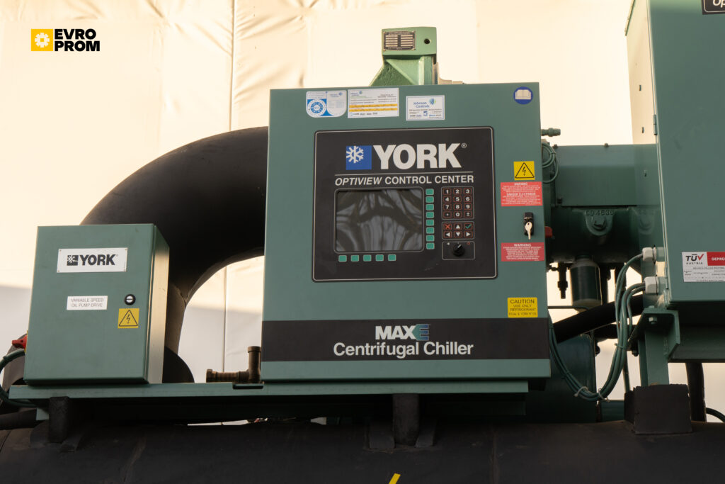 Watercooled chiller York YK CG CF Q7 5CI F 2000 kW