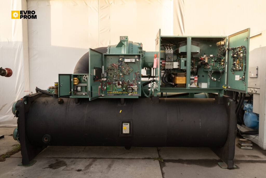 Watercooled chiller York YK CG CF Q7 5CI F 2000 kW