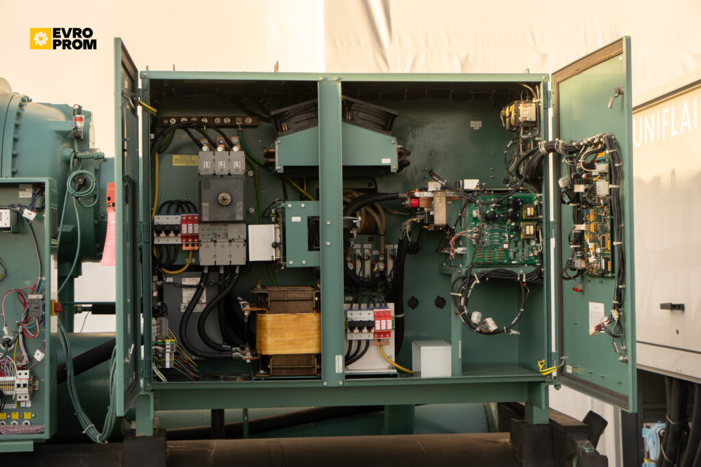 Watercooled chiller York YK CG CF Q7 5CI F 2000 kW