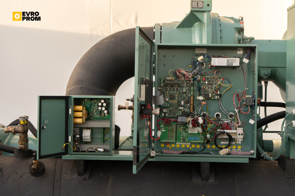 Watercooled chiller York YK CG CF Q7 5CI F 2000 kW