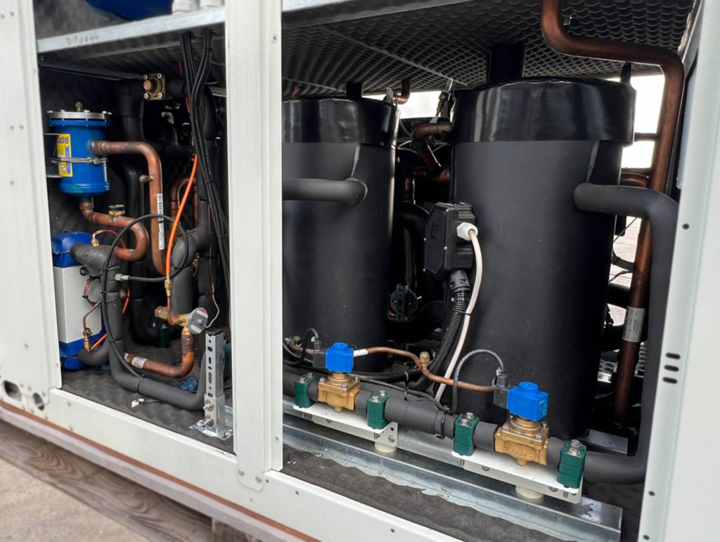 KALTWASSERSATZ / WÄRMEPUMPE EMICON PAE HT 1202 HE S KC 127.4/145.6 KW